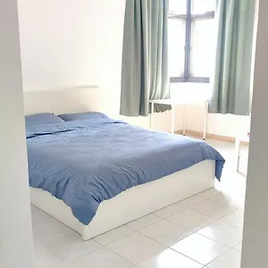 Ms. Zhang's Flat 303 Emirati Arabi Uniti